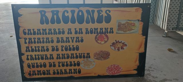 25 manifesti per fiere, edifici medievali, tendoni