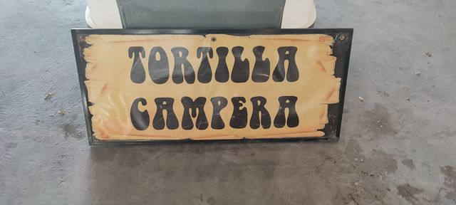 25 manifesti per fiere, edifici medievali, tendoni