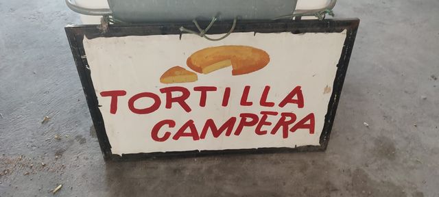 25 manifesti per fiere, edifici medievali, tendoni