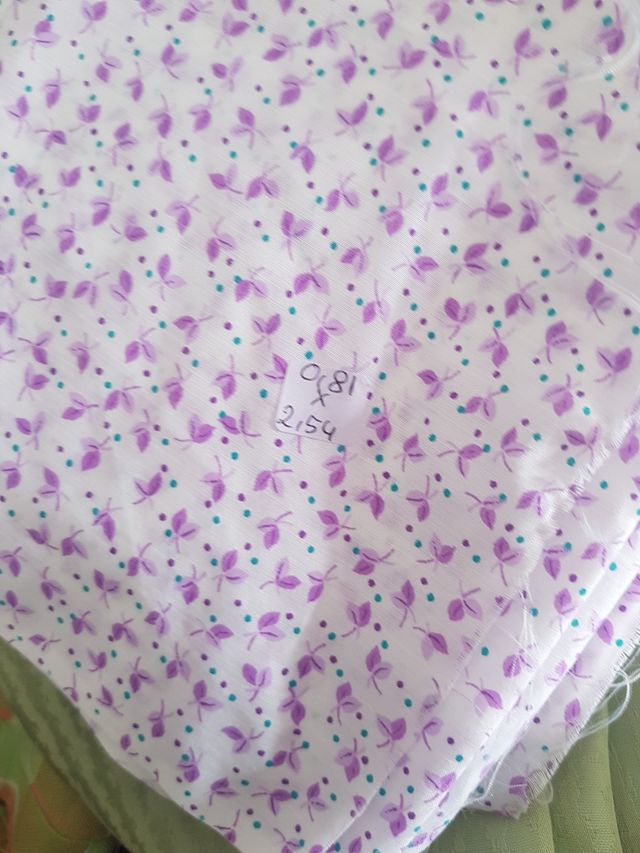 Tela blanca flores malvas