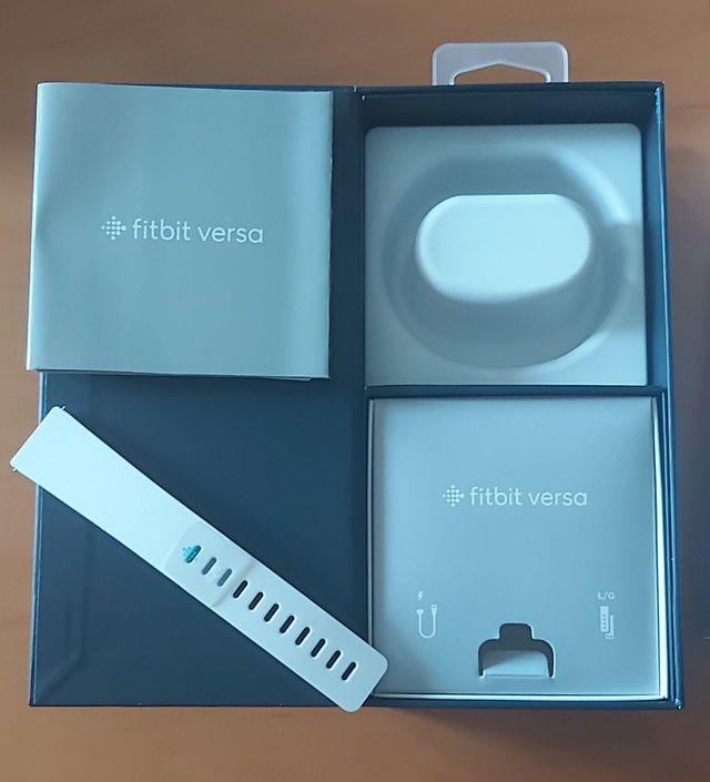 Custodia per smartwatch Fitbit Versa in oro rosa