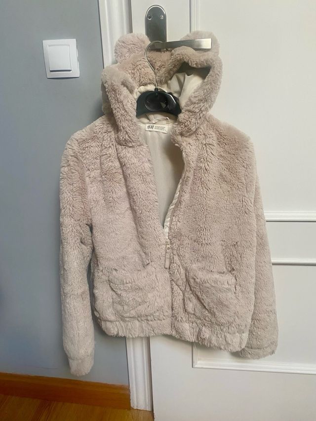 Abrigo corto de pelo beige con capucha