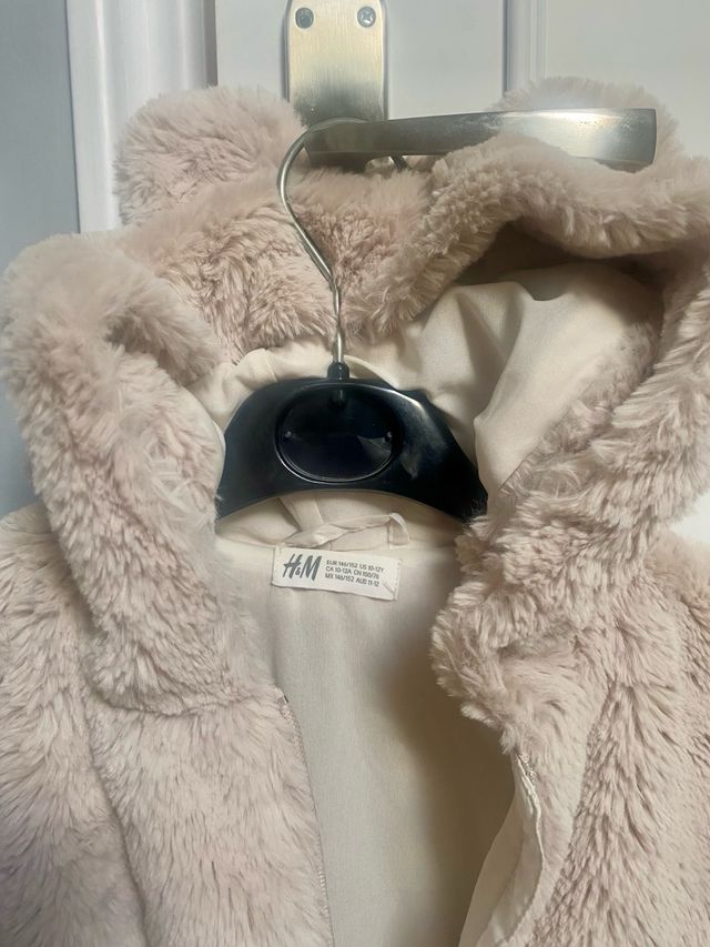 Abrigo corto de pelo beige con capucha