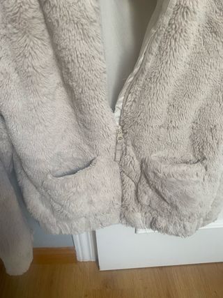 Abrigo corto de pelo beige con capucha