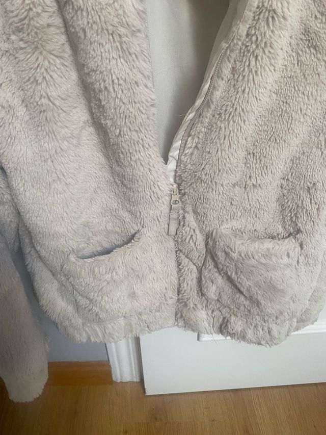 Abrigo corto de pelo beige con capucha