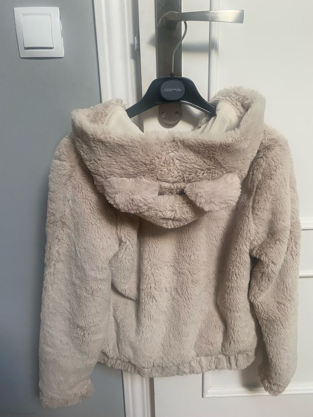 Abrigo corto de pelo beige con capucha