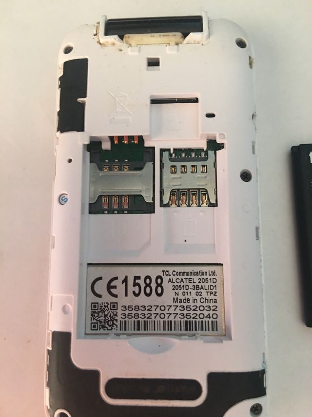 teléfono Alcatel 2051D número en grande