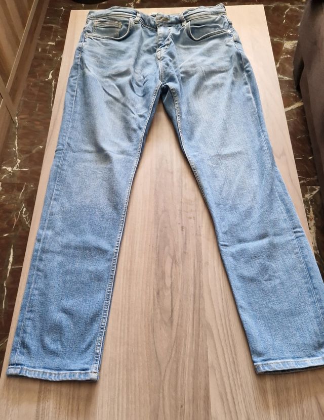 Pantalón vaquero Zara.