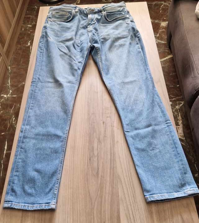Pantalón vaquero Zara.