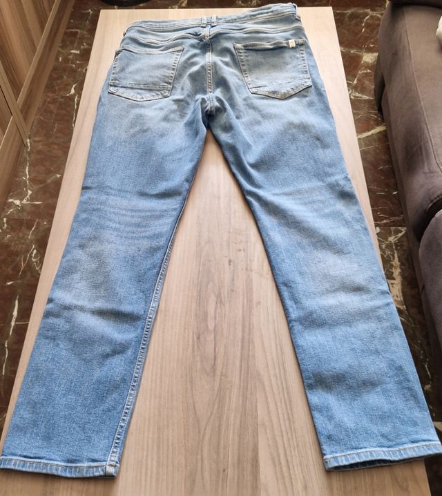 Pantalón vaquero Zara.