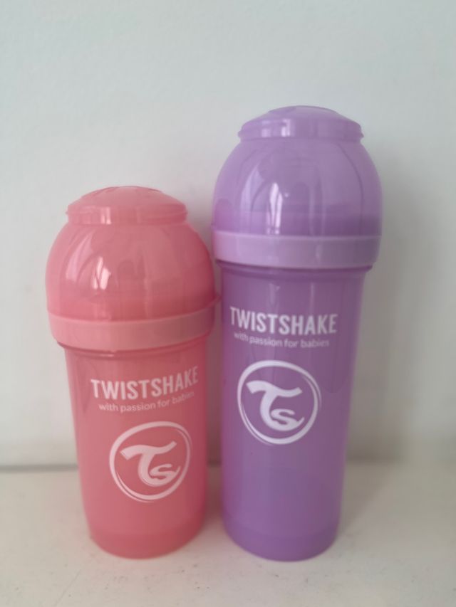 2 biberones nuevos Twistshake + porta leche polvo