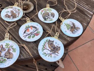 Bolas de madera decoradas a mano Navidad