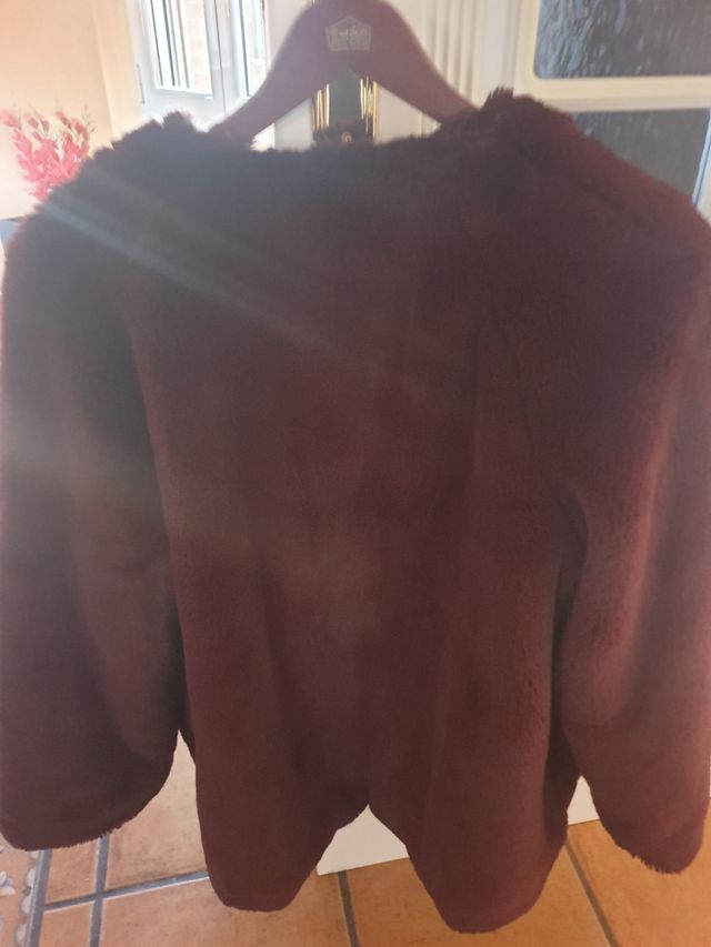 Chaquetón de piel sintética color burdeo