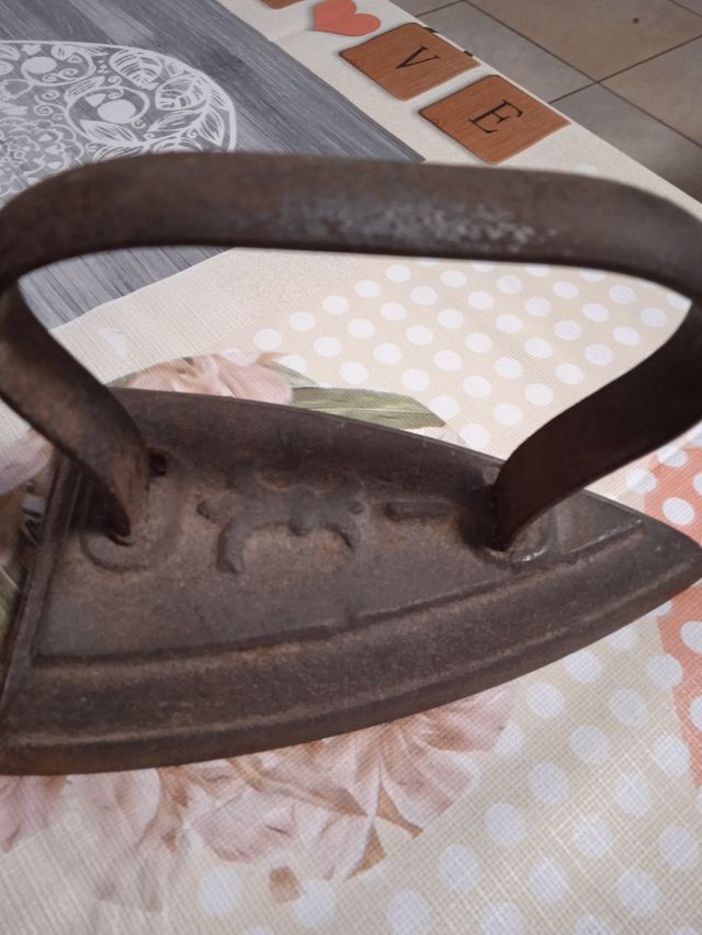 Antico ferro da stiro in metallo