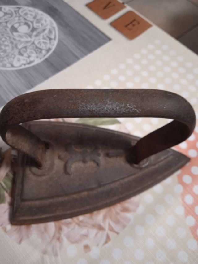 Antico ferro da stiro in metallo