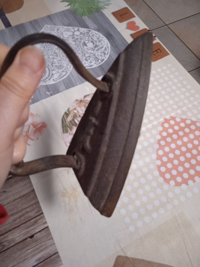 Antico ferro da stiro in metallo