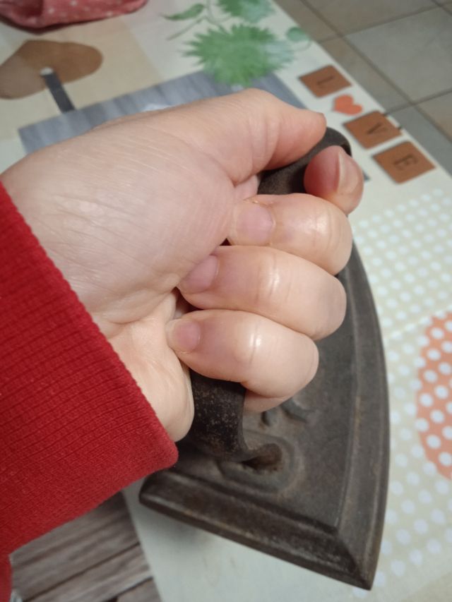 Antico ferro da stiro in metallo