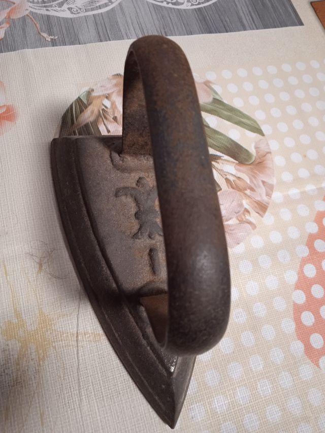 Antico ferro da stiro in metallo