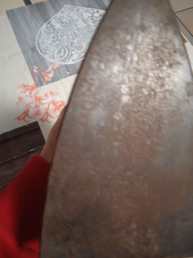 Antico ferro da stiro in metallo