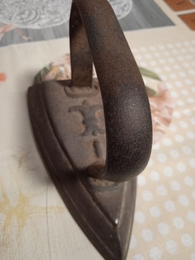 Antico ferro da stiro in metallo