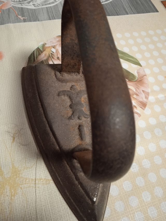 Antico ferro da stiro in metallo