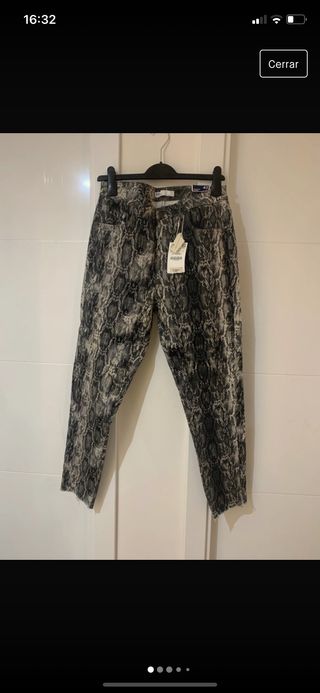 Pantalón Zara motivo piel de serpiente