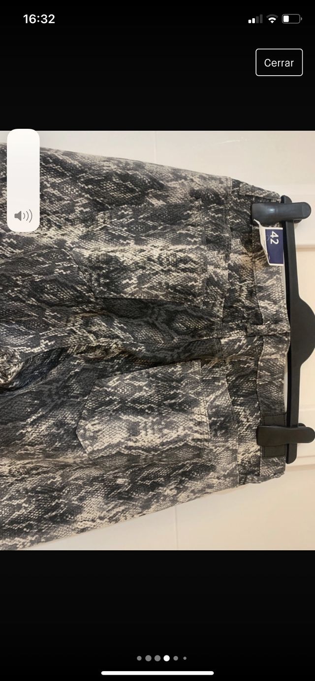 Pantalón Zara motivo piel de serpiente