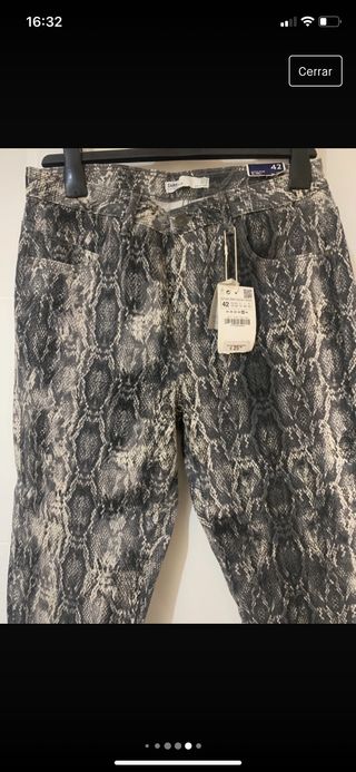 Pantalón Zara motivo piel de serpiente