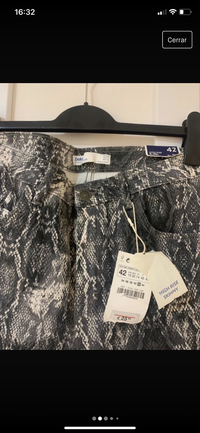 Pantalón Zara motivo piel de serpiente
