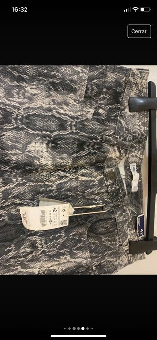 Pantalón Zara motivo piel de serpiente