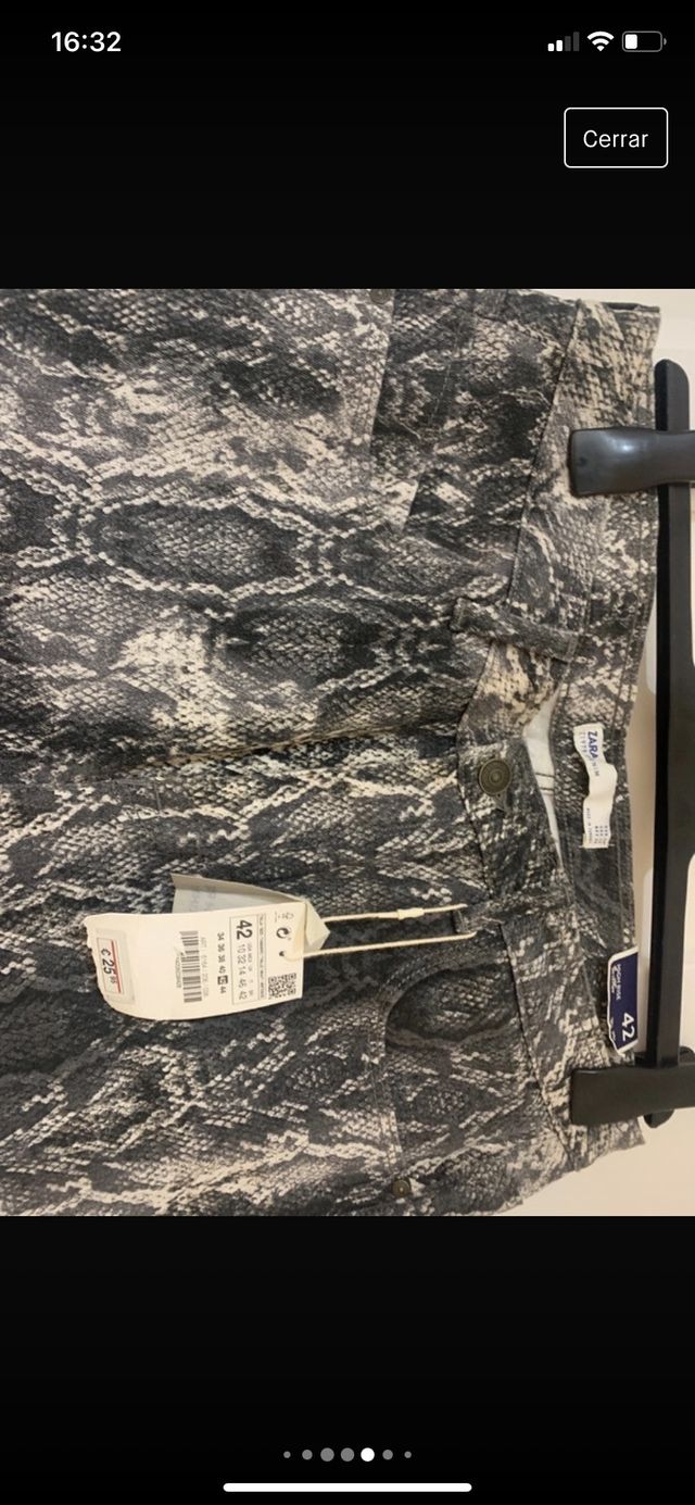 Pantalón Zara motivo piel de serpiente