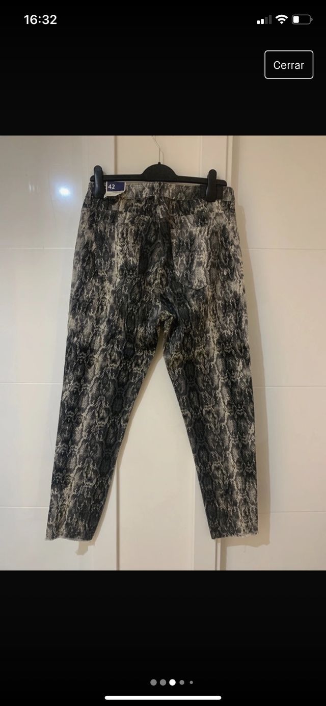 Pantalón Zara motivo piel de serpiente