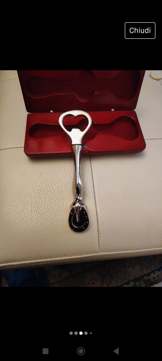 Apribottiglia a forma ferro di cavallo