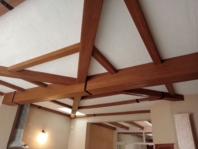 vigas y paneles imitación madera