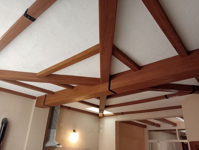 vigas y paneles imitación madera