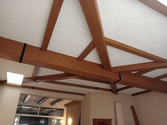 vigas y paneles imitación madera