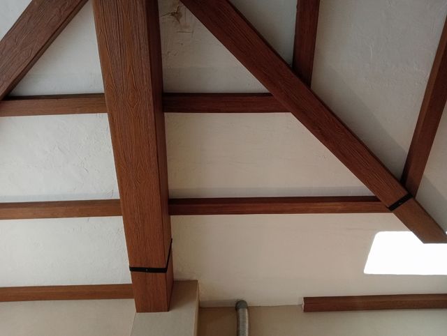 vigas y paneles imitación madera