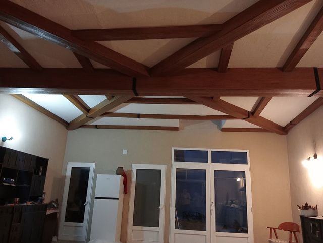 vigas y paneles imitación madera