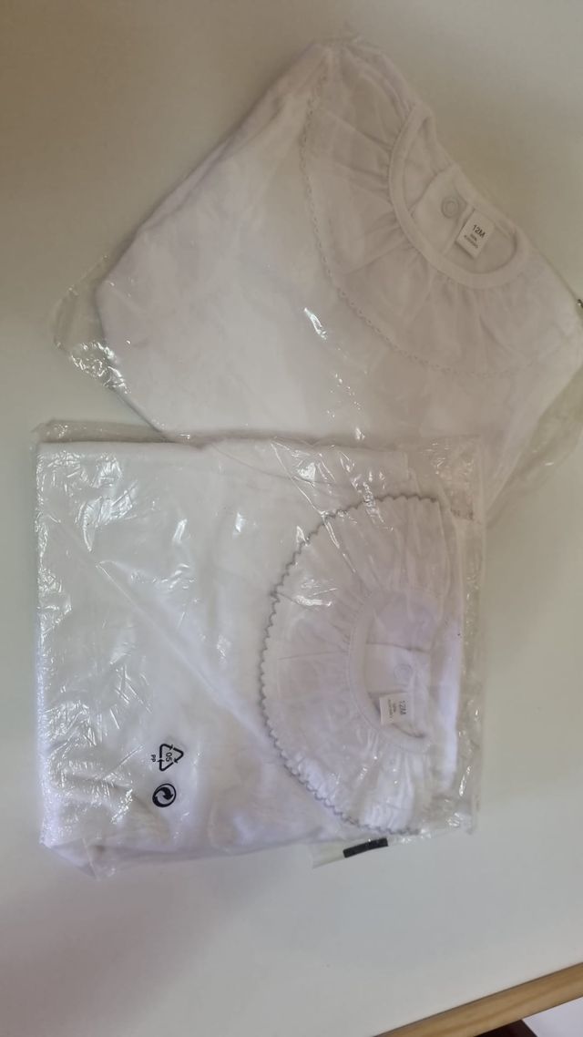 1 bodis blancos con volante, talla 18 meses