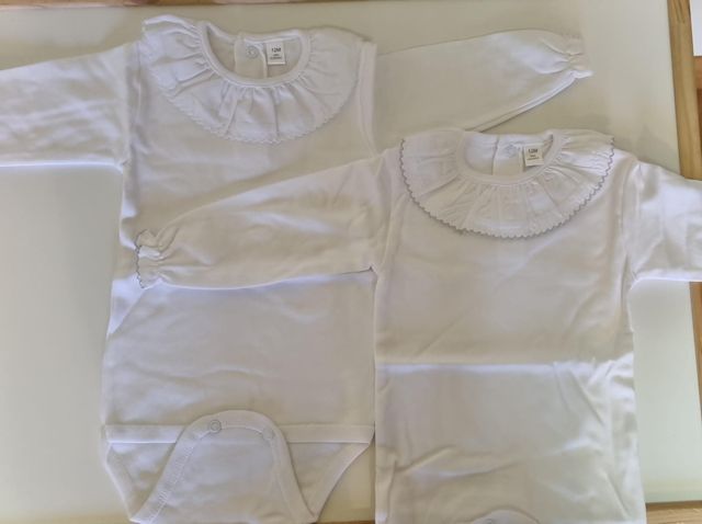 1 bodis blancos con volante, talla 18 meses