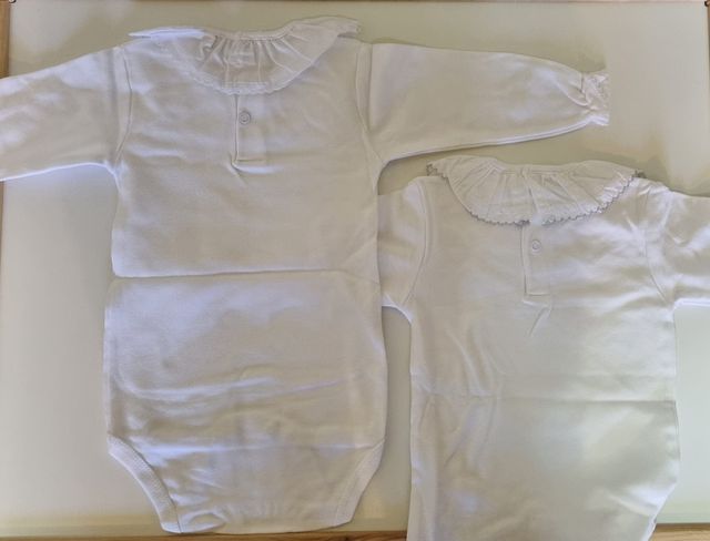 1 bodis blancos con volante, talla 18 meses