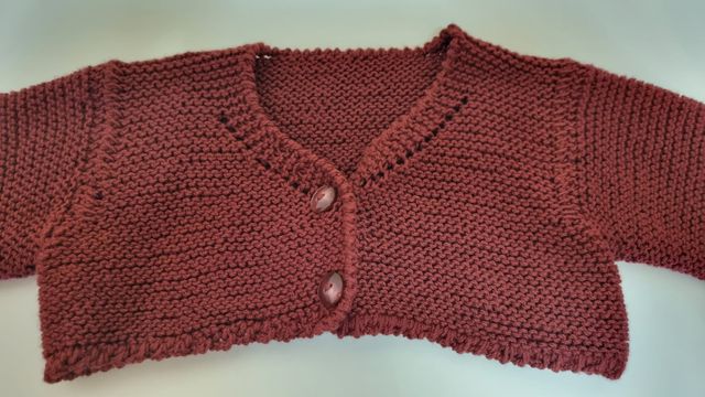 chaqueta hecha a mano color burdeos con 2 botones