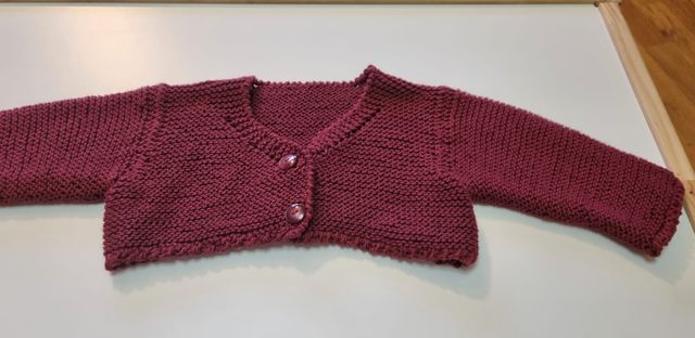 chaqueta hecha a mano color burdeos con 2 botones