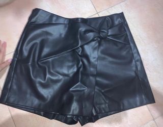 Pantalón corto/falda de "cuero"