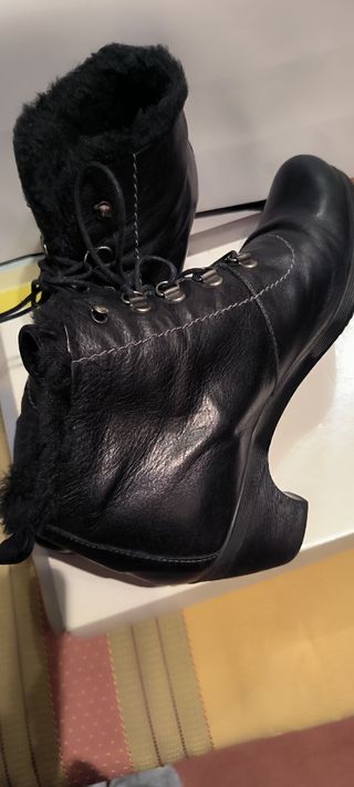 Botines negros en piel forrados con borreguito