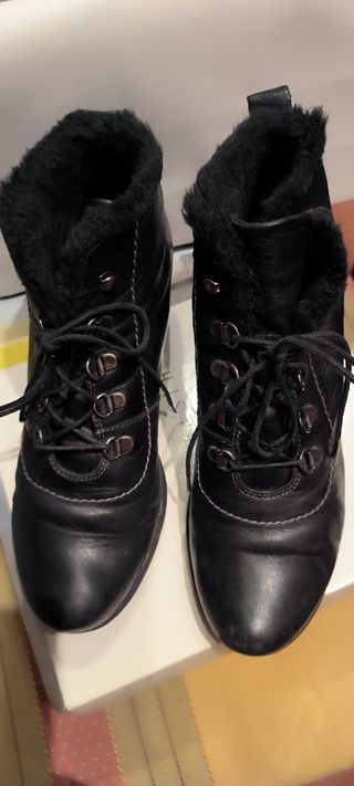 Botines negros en piel forrados con borreguito