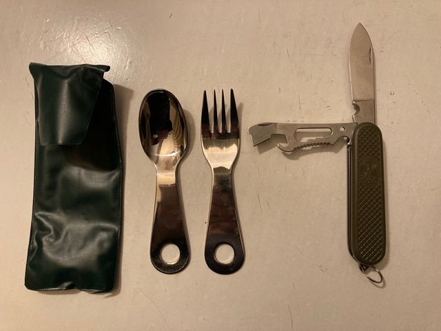 CUBIERTO DE CAMPAÑA CON NAVAJA.