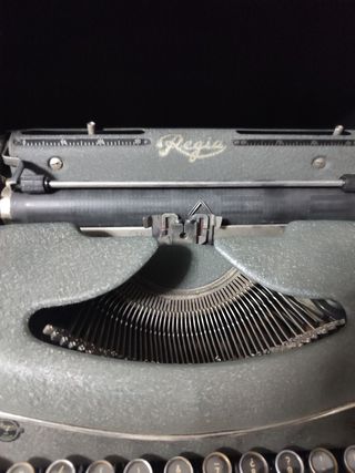 Maquina de escribir antigua marca Regia