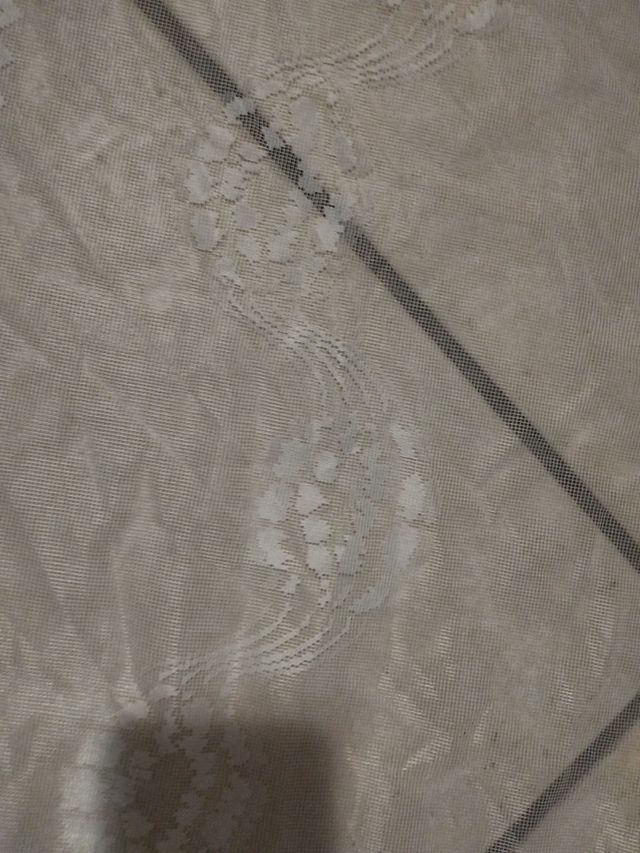 Tenda bianca lavorata