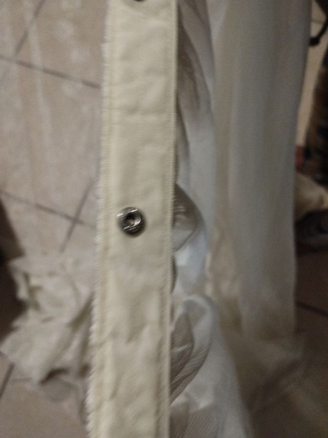 Tenda bianca lavorata